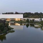 Hranatá vila s prírodnou záhradou a jazierkom