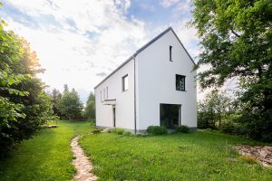 Architekt navrhol pre svoju rodinu jednoduchý murovaný vidiecky dom zosúladený so záhradou. Ako udržal náklady na uzde?