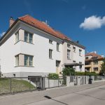 rekonštruovaný dom s červenou strechou, pohľad z ulice