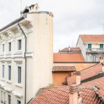 Výhľad z okna strešného bytu do ulice Via Lanzone.