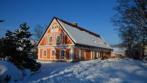 Zdevastovaný statok so zlou statikou opravovali 40 rokov. Tradičná chalupa dnes ponúka útulný interiér a perfektný relax