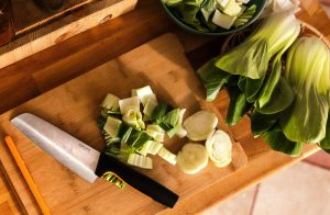 Z obyčajného krájania sa stáva zážitok. Objavte nový univerzálny nôž Santoku od Fiskars