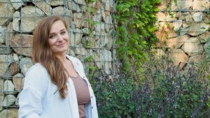 Záhradná architektka: Netkanú textíliu som prestala používať, keď som zistila, aké škody pácha. Na boj s burinou sú najlepšie ruky