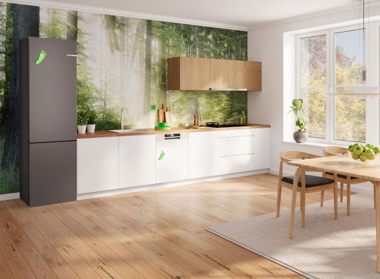 Chladnička Bosch z radu Green Collection v modernej kuchyni s prírodnou tapetou na zástene.